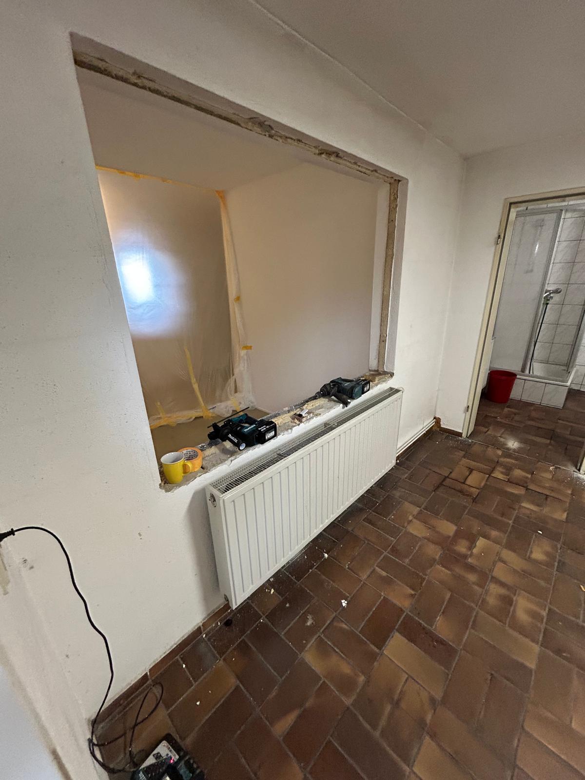 Vorbereitete Wandöffnung während des Umbaus eines gewerblichen Sanitärbereichs
