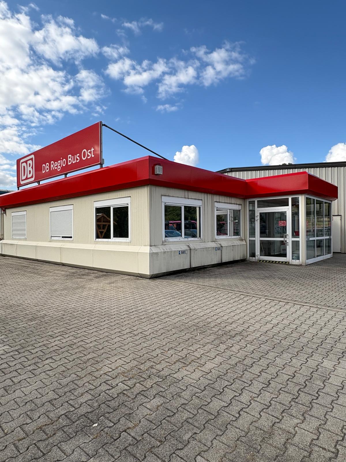 DB-Regio-Gebäude nach der Überarbeitung mit roter Fassadenblende