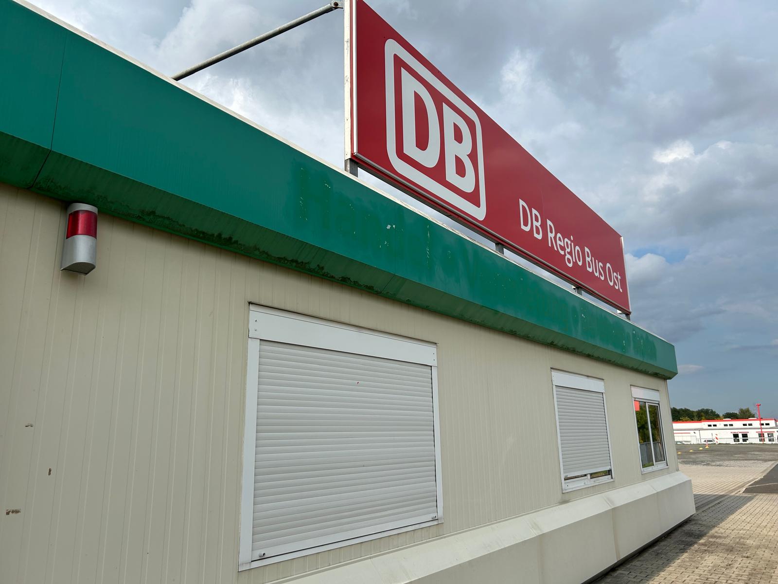 DB-Regio-Gebäude mit grüner Fassadenblende vor der Überarbeitung