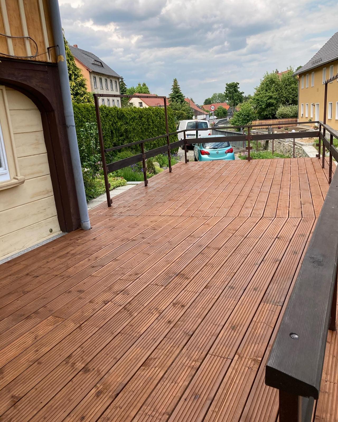 Fertiggestellte erhöhte Holzterrasse mit Geländer