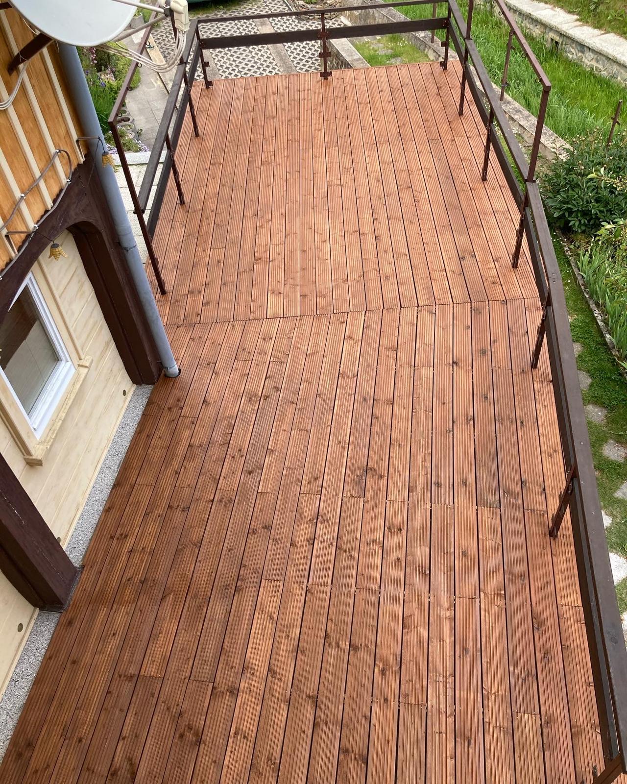 Erhöhte Holzterrasse mit gleichmäßig verlegten Terrassendielen aus der Aufsicht
