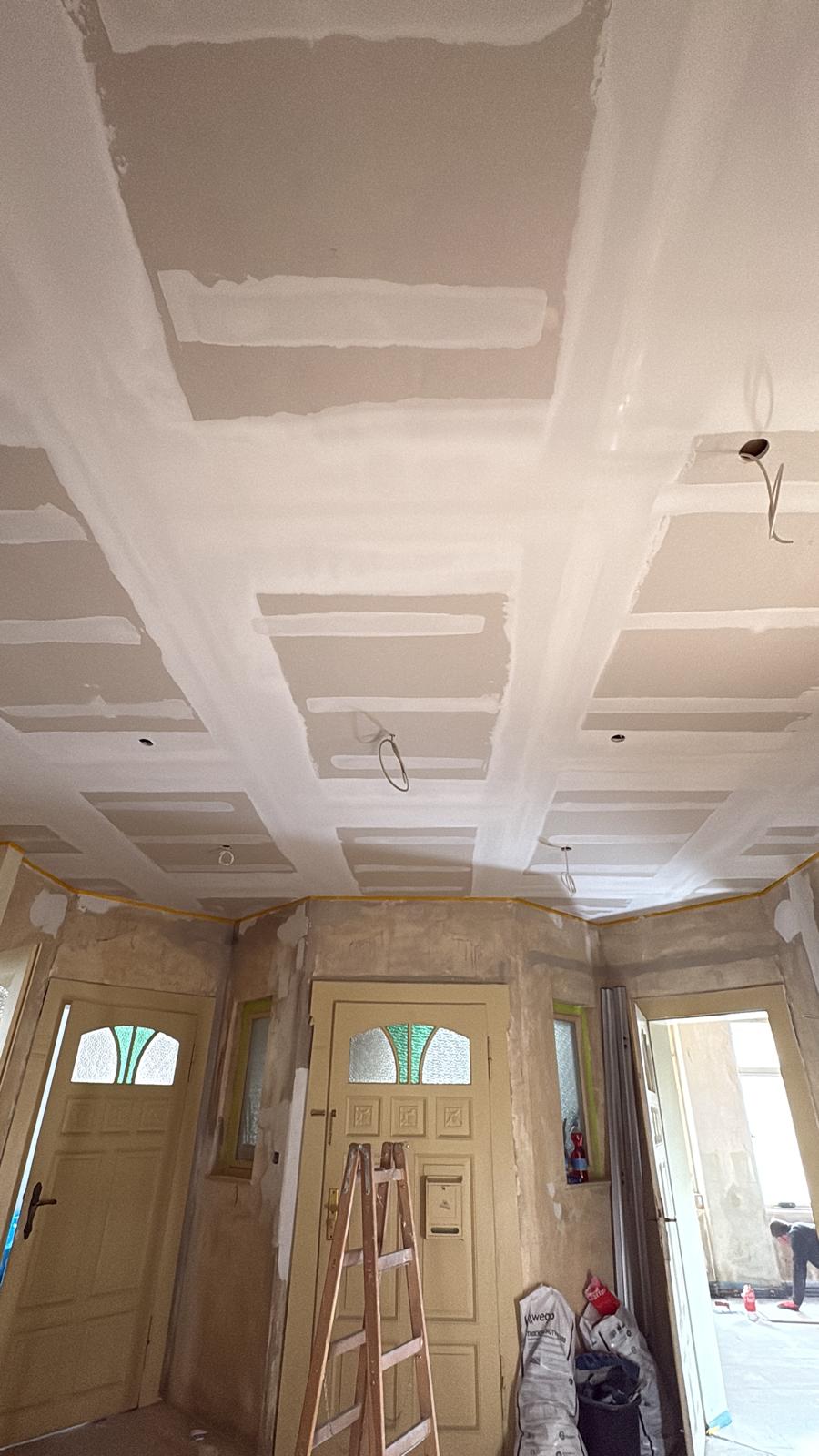 Trockenbaudecke im Altbau während der gleichmäßigen Fugenbearbeitung