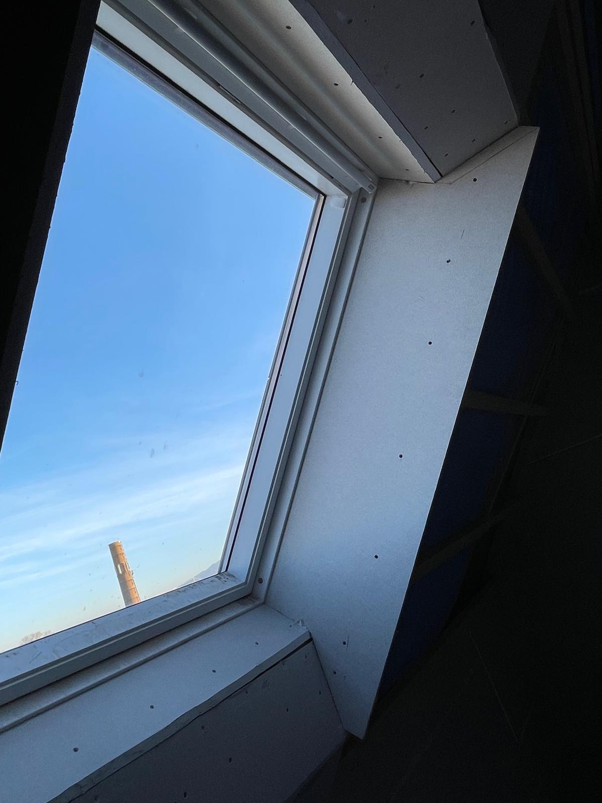 Beplankte Trockenbaulaibung an einem Dachfenster während der Ausführung