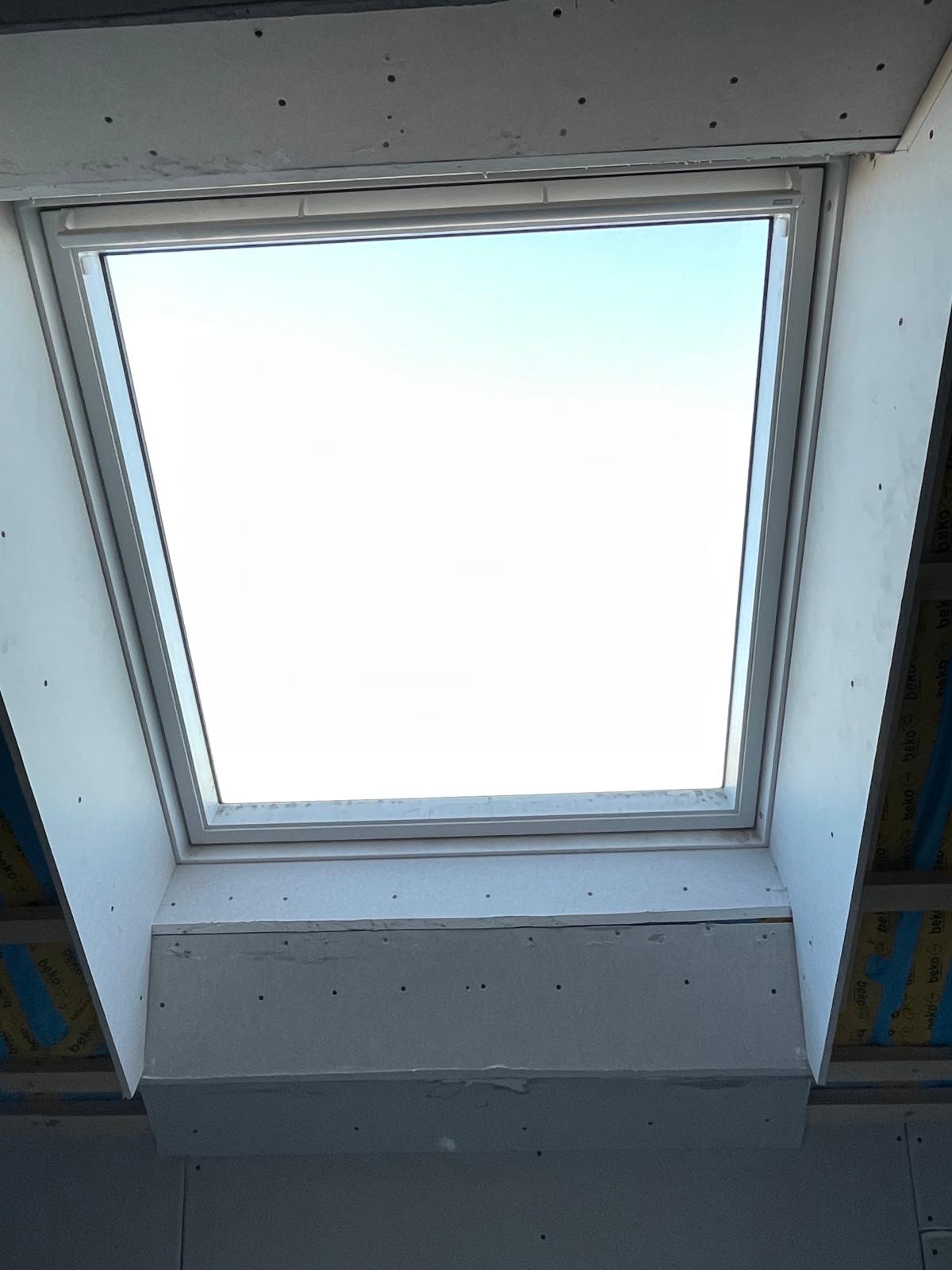 Dachfenster mit passgenau zugeschnittenen Trockenbauplatten an allen Seiten