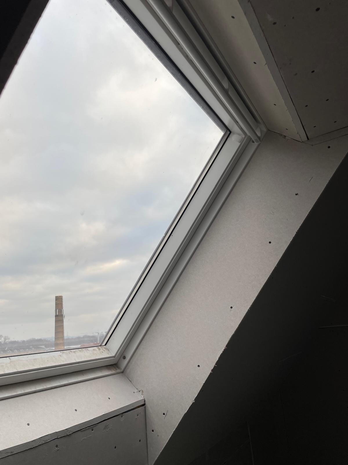 Detail eines Trockenbauanschlusses zwischen Dachfenster und Dachschräge