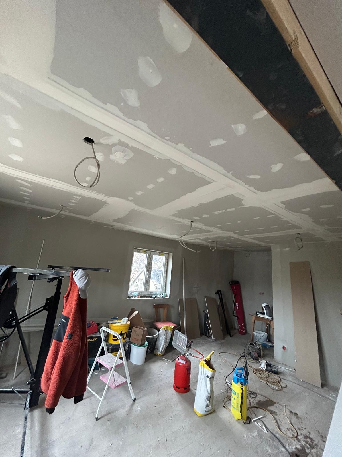 Großer Innenraum mit beplankter Trockenbaudecke und verspachtelten Fugen