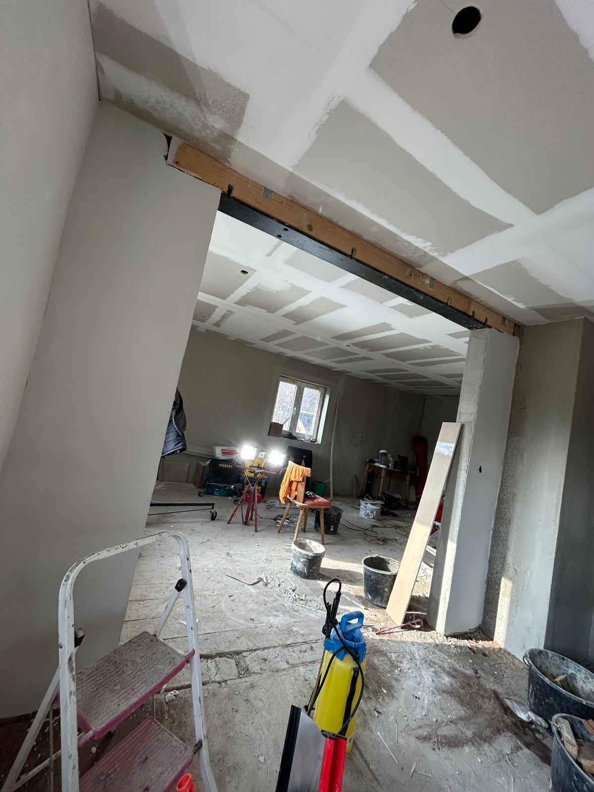 Trockenbauarbeiten an einer breiten Raumöffnung und einer beplankten Decke