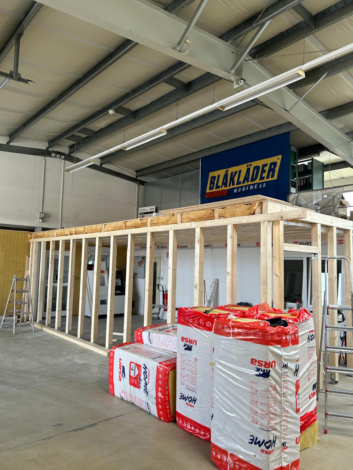 Holzständerwerk für einen neuen Trockenbauraum in einer Gewerbehalle